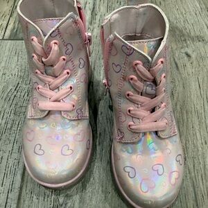 Like new Steve Madden Girls Iridescent Pink Heart rain boots with zipper size 8